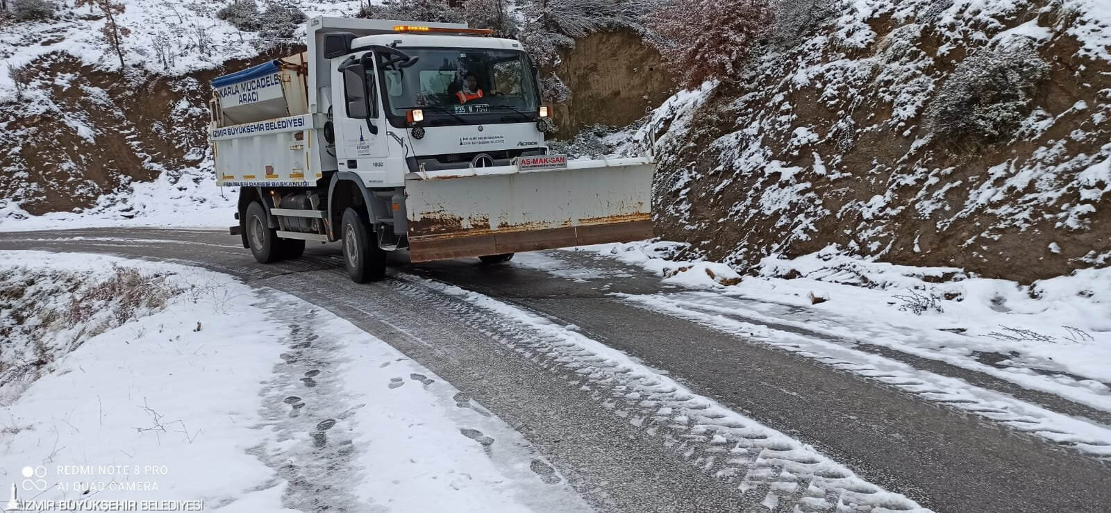 İzmir'de 78 köy ve mahalle yolunda kar küreme çalışması