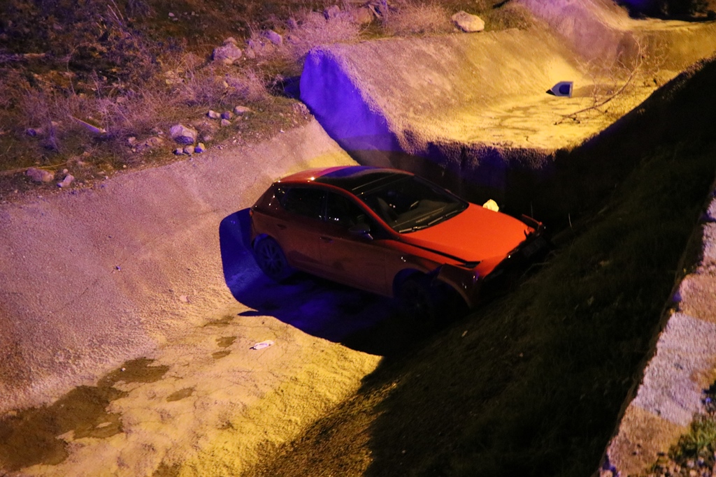 İzmir'in Çiğli ilçesinde polisten kaçan 14 yaşındaki sürücü, otomobil ile dereye düştü. ( Anadolu Ajansı )