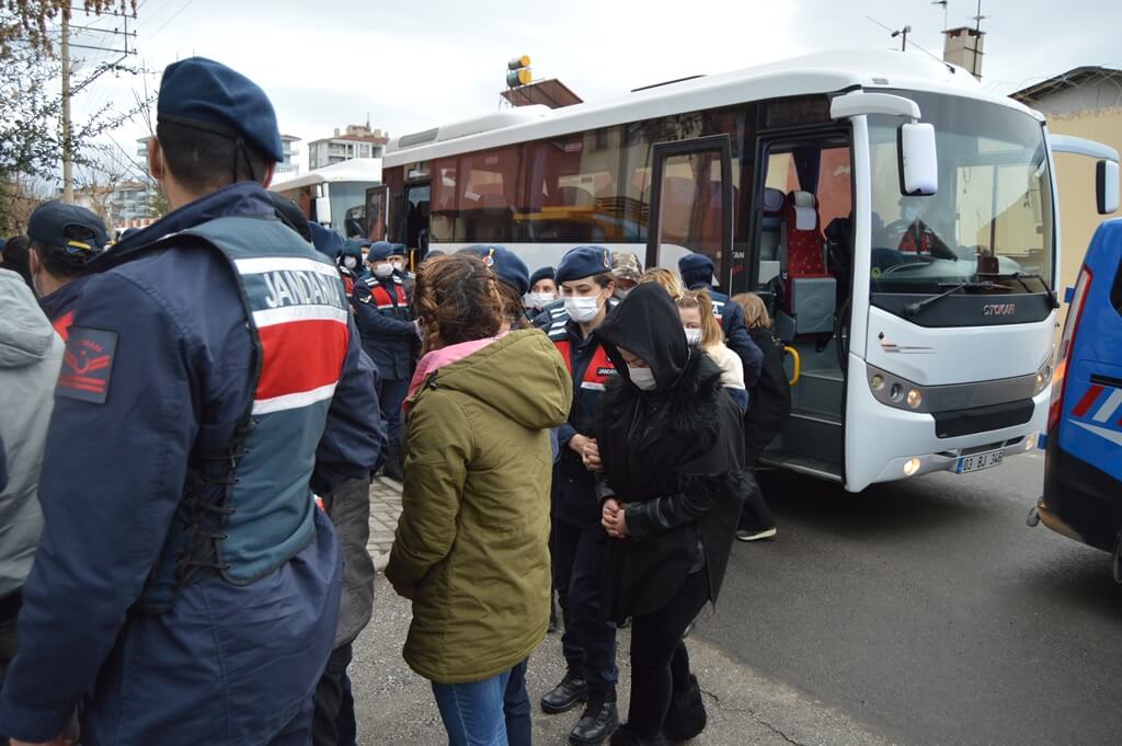 Afyonkarahisar'da organize suç örgütü göz altına alınan 33 kişi adliyeye sevk edildi