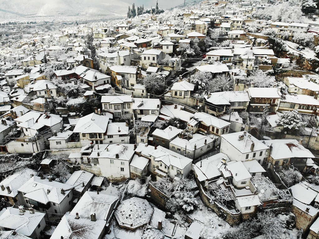 Beyaza bürünen tarihi Muğla evleri havadan görüntülendi