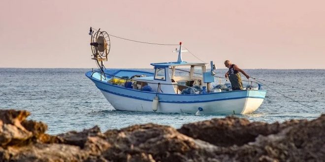 Datça'da alabora olan balıkçı teknesindeki 3 kişi kurtarıldı 1 kişi kayboldu