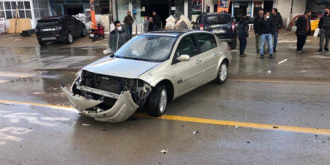 Datça'da kontrolden çıkan otomobil elektrik direğine çarptı