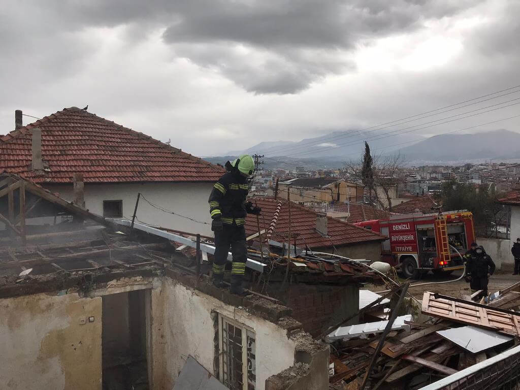 Denizli'de metruk evde çıkan yangın, kümesteki güvercinler zarar görmeden söndürüldü