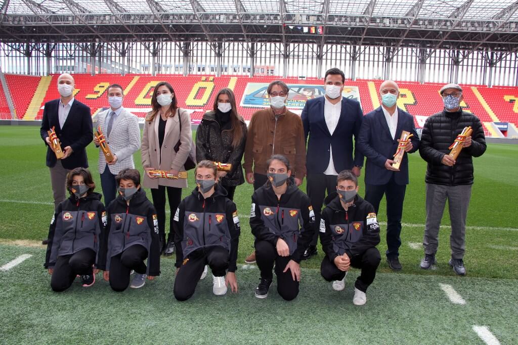 Göztepe yelken şubesi sponsorlarına teşekkür plaketi verildi