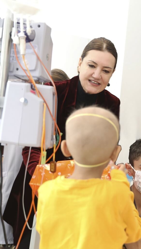 İzmir Balçova'da kanser tedavisi gören çocuklara tablet hediye edildi