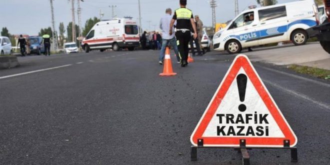 İzmir'de ağaca çarpan otomobildeki 2 kişi öldü, 3 kişi yaralandı