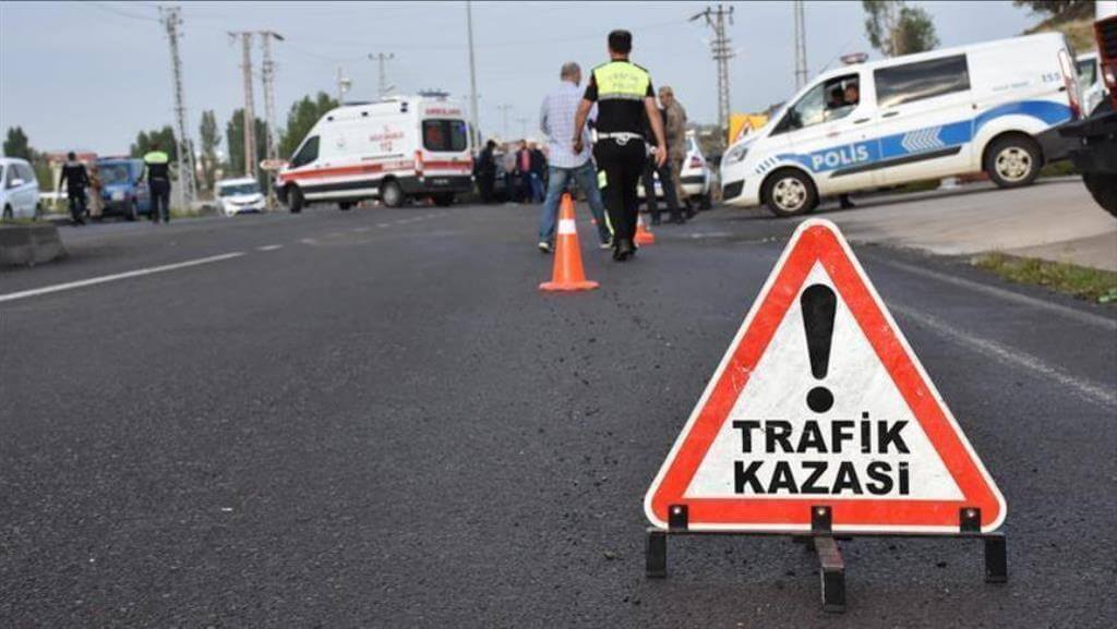 İzmir'de ağaca çarpan otomobildeki 2 kişi öldü, 3 kişi yaralandı