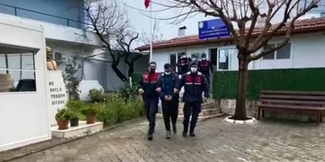 İzmir'de hırsızlık şüphelisi 2 kişi gözaltına alındı