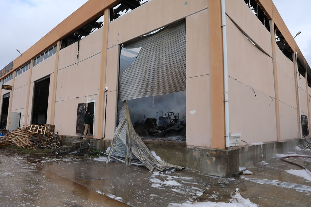 İzmir'de palet fabrikasında çıkan yangın