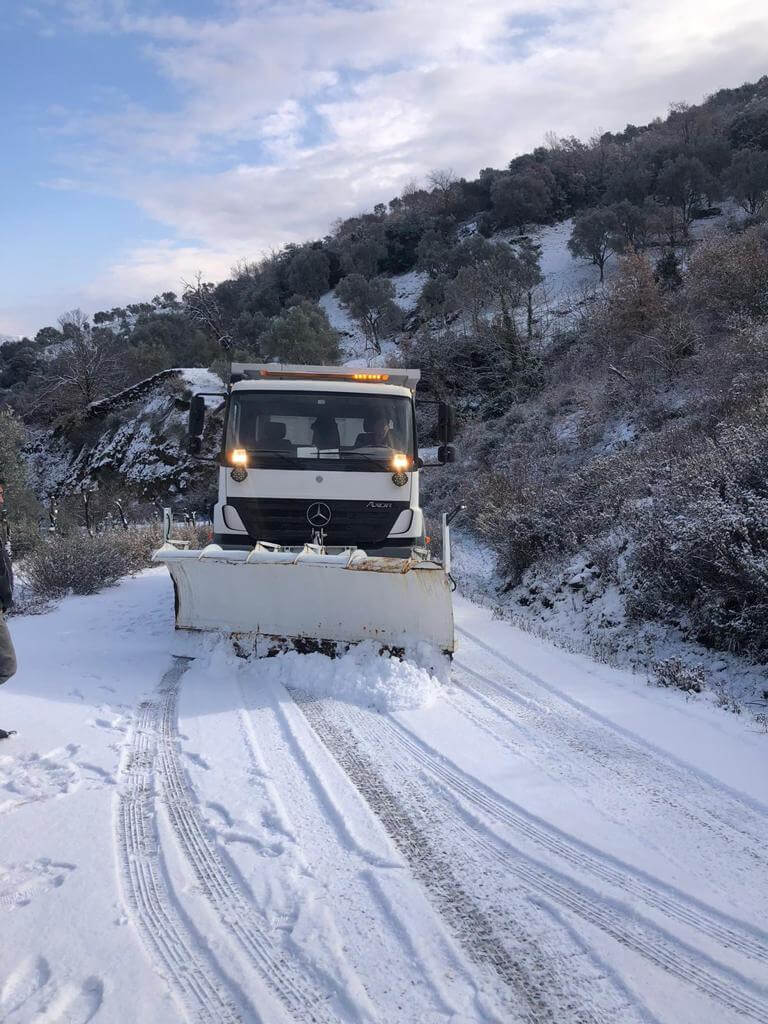 İzmir'de yüksek kesimlerde kar yağışı etkisini sürdürüyor