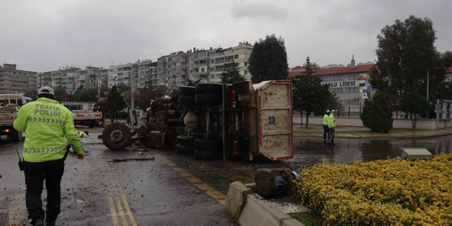 Konak'ta Harfiyat Kamyonu Yola Devrildi