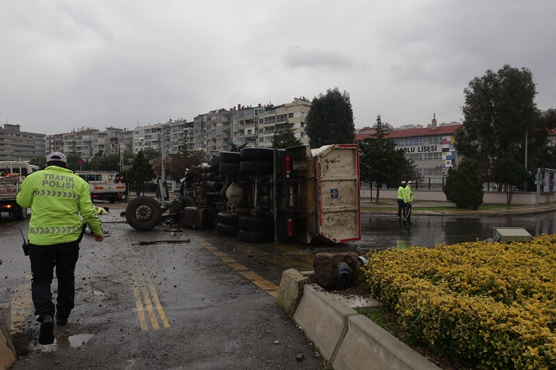 Konak'ta Harfiyat Kamyonu Yola Devrildi