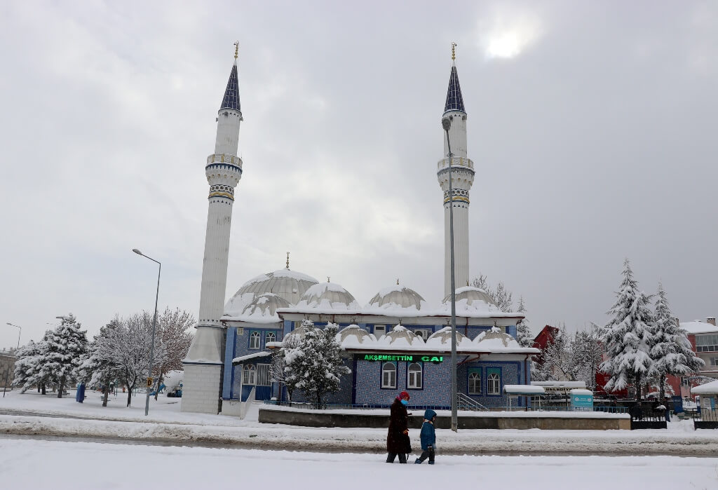 Kütahya'da kar yağışı etkisini arttırarak devam ediyor