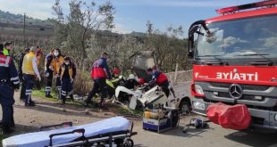 Manisa'da köprüye çarpan kamyonetin sürücüsü öldü, 1 kişi ağır yaralandı