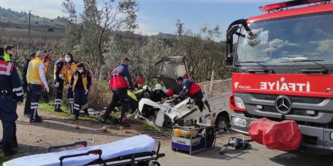 Manisa'da köprüye çarpan kamyonetin sürücüsü öldü, 1 kişi ağır yaralandı