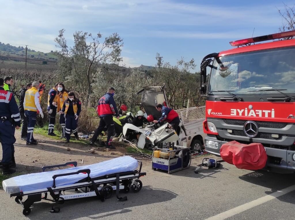 Manisa'da köprüye çarpan kamyonetin sürücüsü öldü, 1 kişi ağır yaralandı