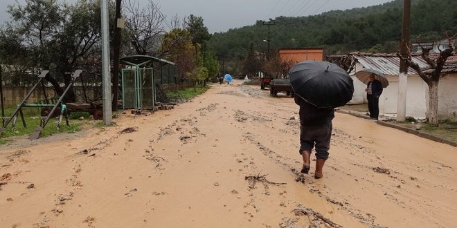 Manisa'da sağanak su baskınlarına neden oldu