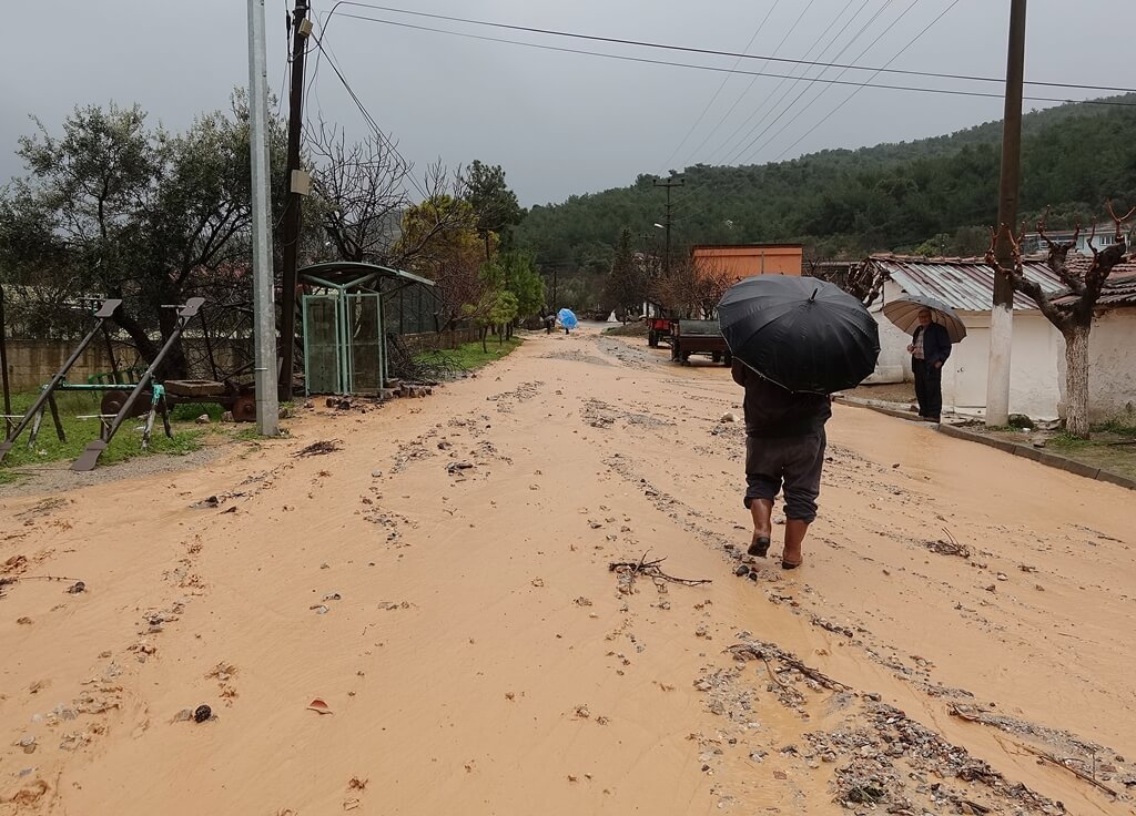 Manisa'da sağanak su baskınlarına neden oldu