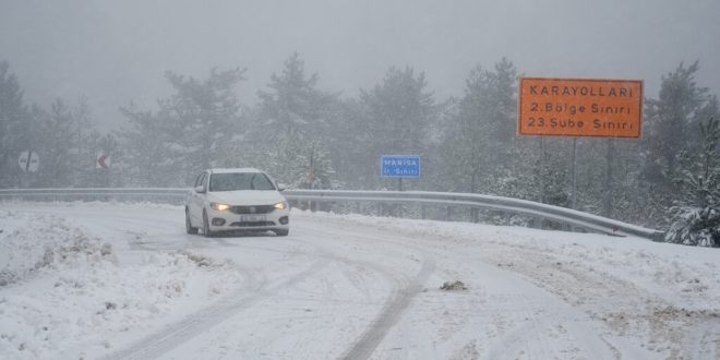 Manisa'da yüksek kesimlerde kar yağışı başladı