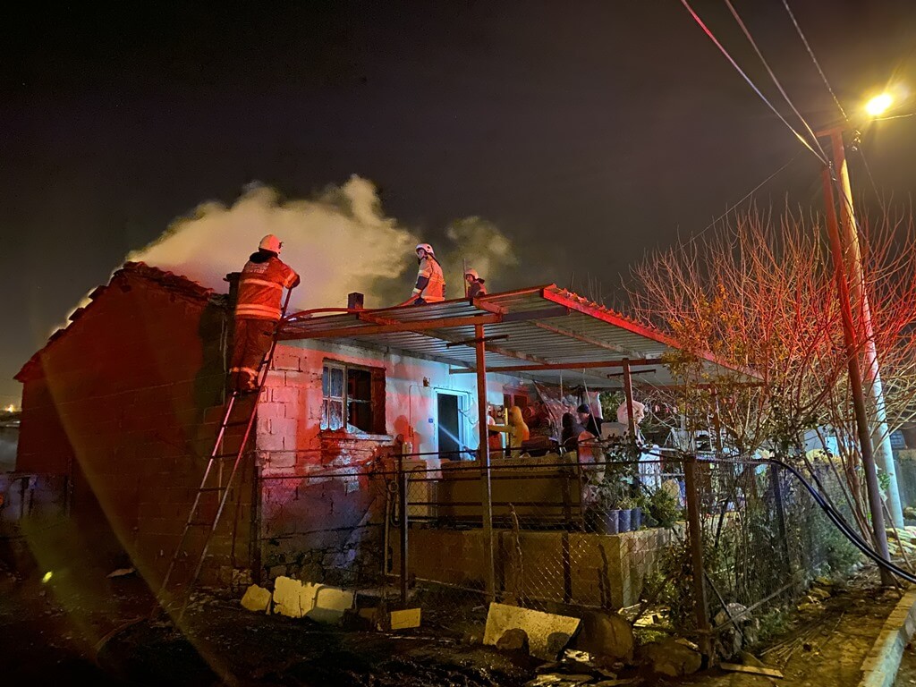 Tire'de meydana gelen ev yangınında bir ev kullanılamaz hale geldi