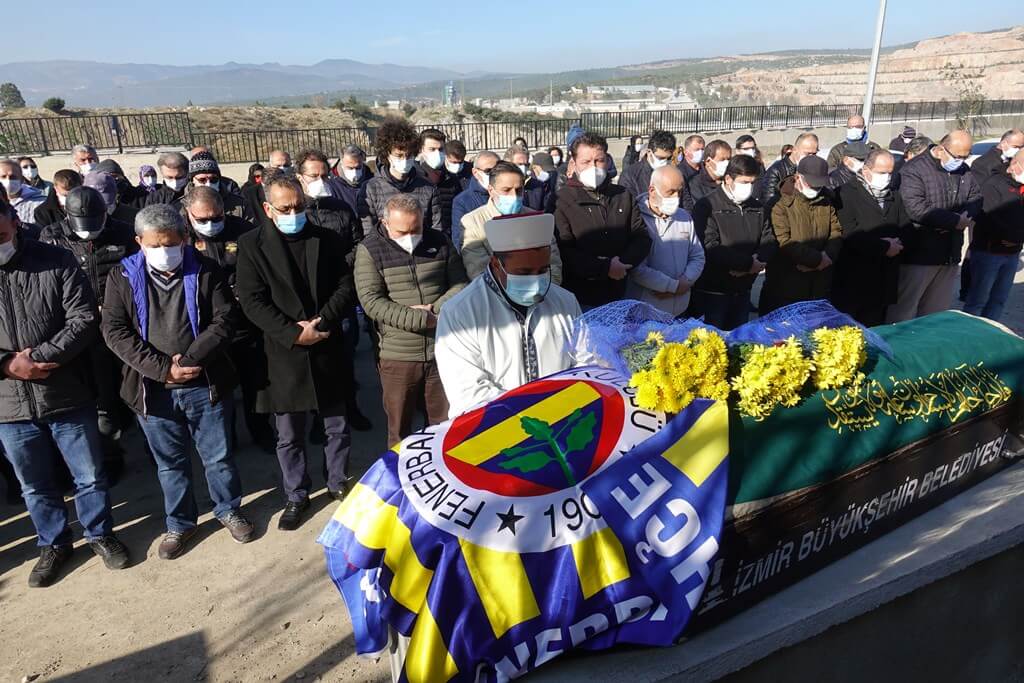 Kocaeli'nde, evinin yakınındaki su kanalında ters dönmüş aracında ölü bulunan doktor Uğur Tolun'un cenazesi, memleketi İzmir'de toprağa verildi