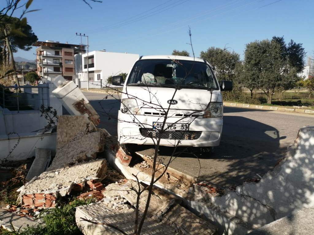 Aydın'da sürücüsünü arı sokan minibüs evin bahçe duvarına çarptı