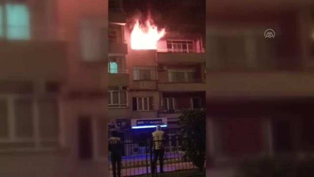 Aydın'da yangın çıkan apartmanın 4. katı kullanılamaz hale geldi