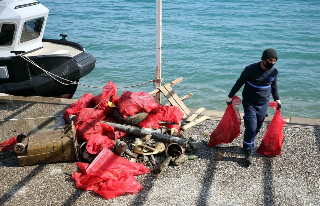 Bodrum'da dalgıçların yaptığı deniz dibi temizliğinde yarım ton atık toplandı