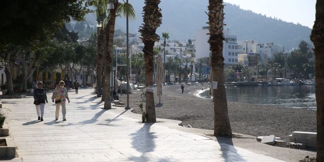 Bodrum'da yoğunluk yaşanan sahil ve caddelerde Covid-19 denetimleri artırıldı