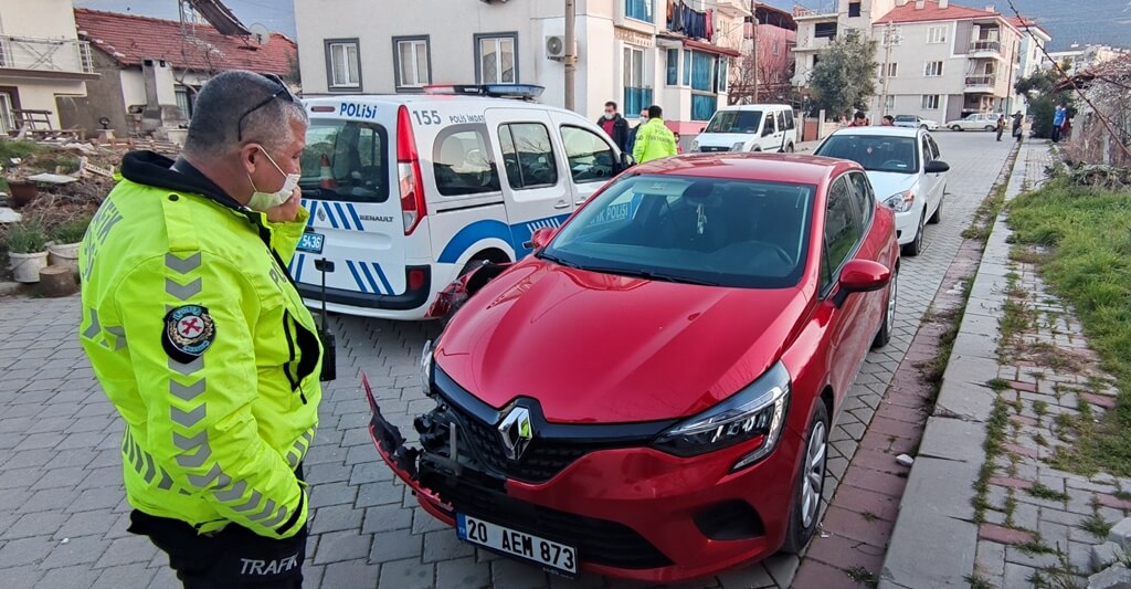 Denizli'de otomobille polisten kaçarken kaza yapan sürücü kovalamaca sonucu yakalandı