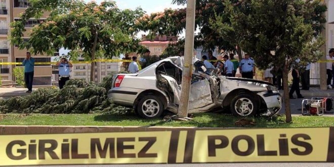 Denizli'de su kanalına düşen otomobildeki 3 kişi yaralandı