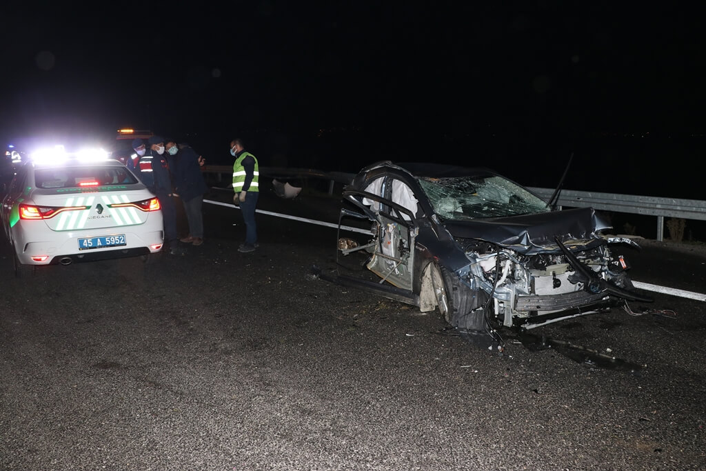 İzmir-İstanbul Otoyolu'ndaki kazada, sürücü ikiye bölünen otomobilden yara almadan kurtuldu