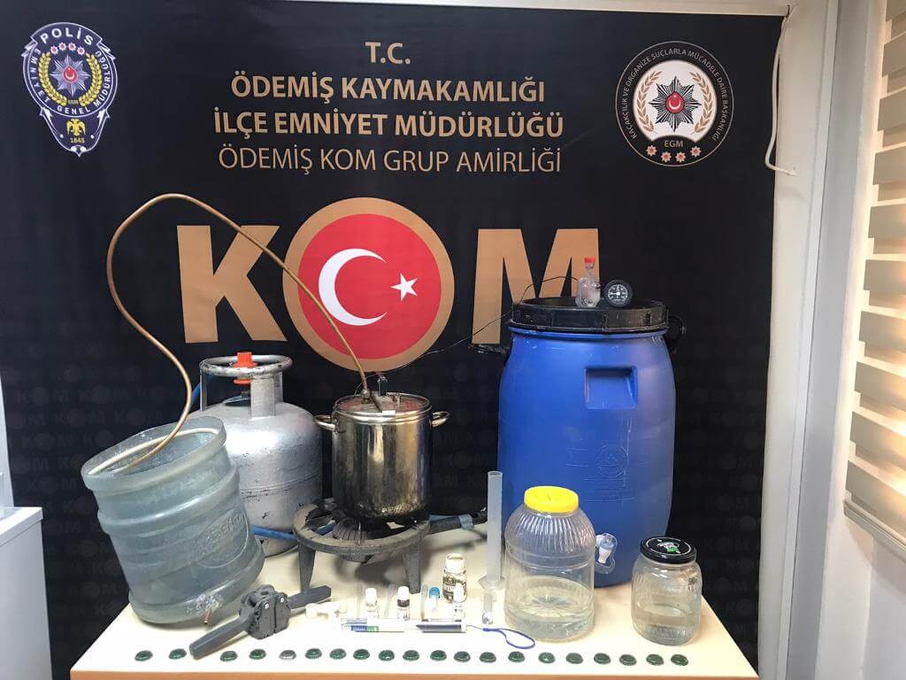 İzmir'de bir evde 50 litre sahte içki ele geçirildi