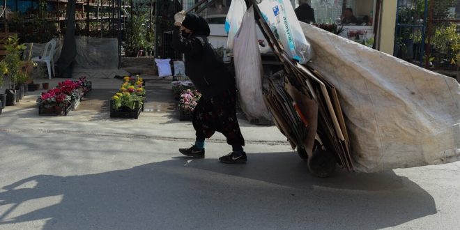 İzmir'de ekmeğini 30 yıldır kağıt satarak kazanan yaşlı kadın, tek göz odasında umut ışığı arıyor