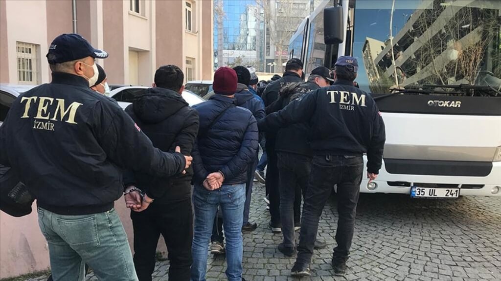 İzmir'de FETÖ'nün TSK yapılanmasına yönelik operasyonlarda 15 ayda 939 şüpheli tutuklandı