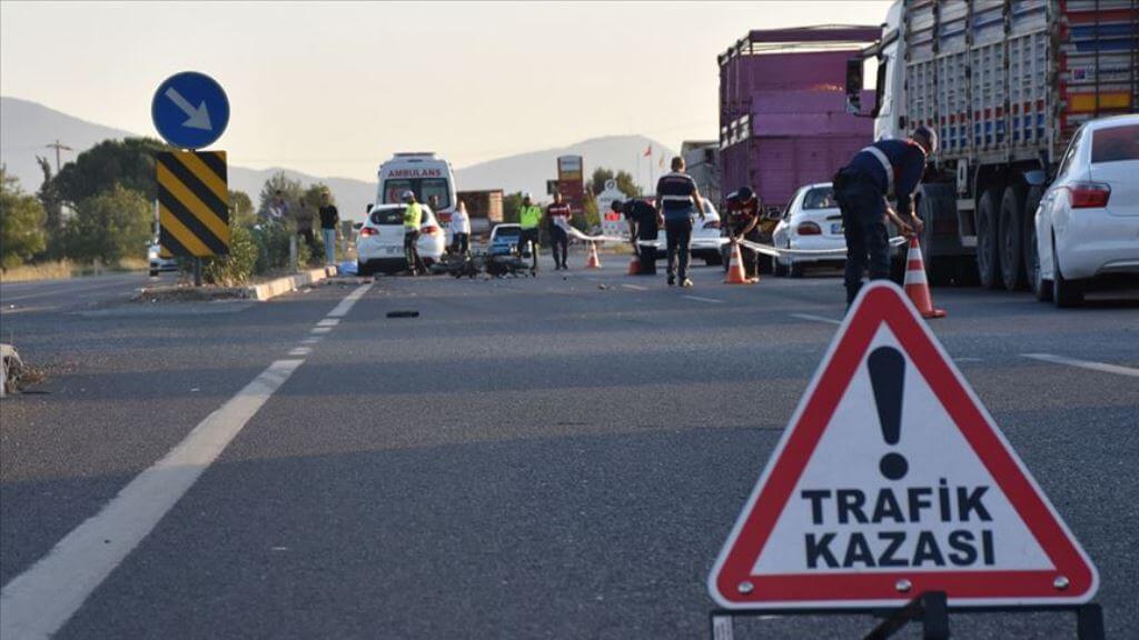 İzmir'de yolun karşısına geçmeye çalışan genç kadın otomobilin çarpması sonucu öldü