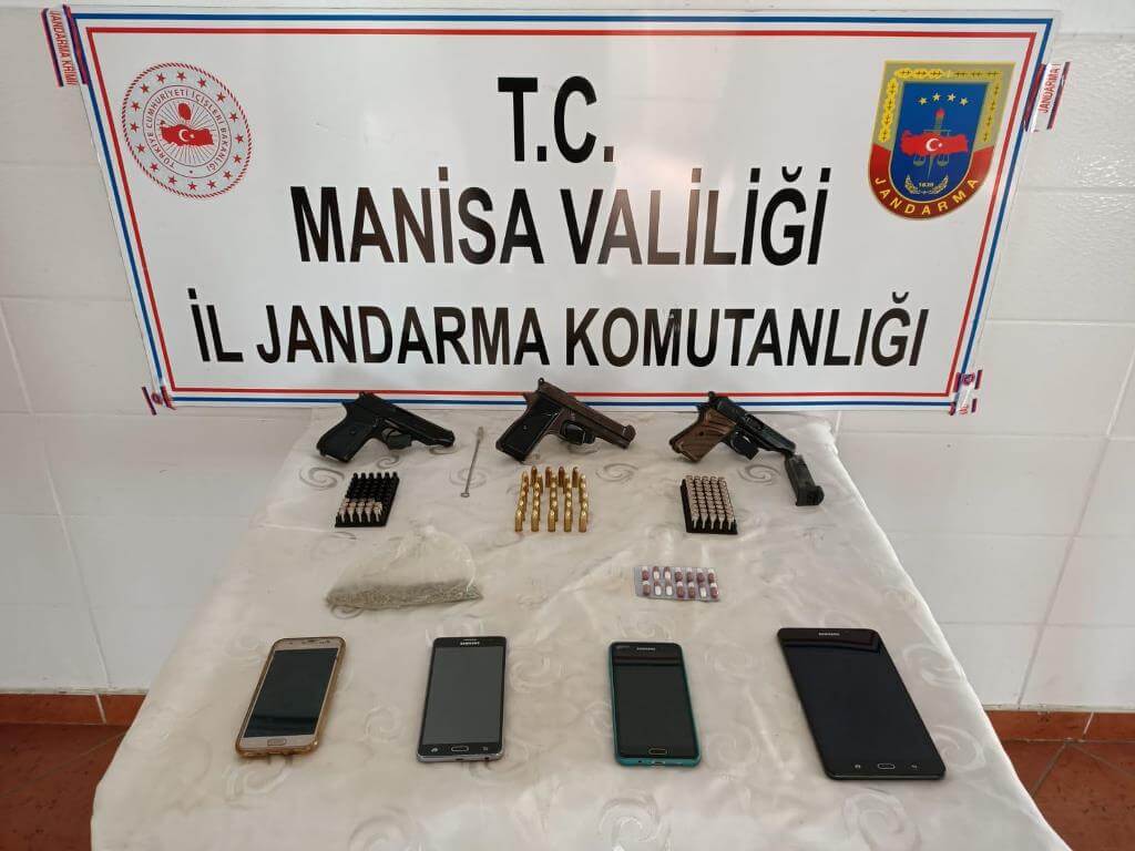 Manisa'da uyuşturucu ve silah kaçakçılığı operasyonunda 2 şüpheli yakalandı