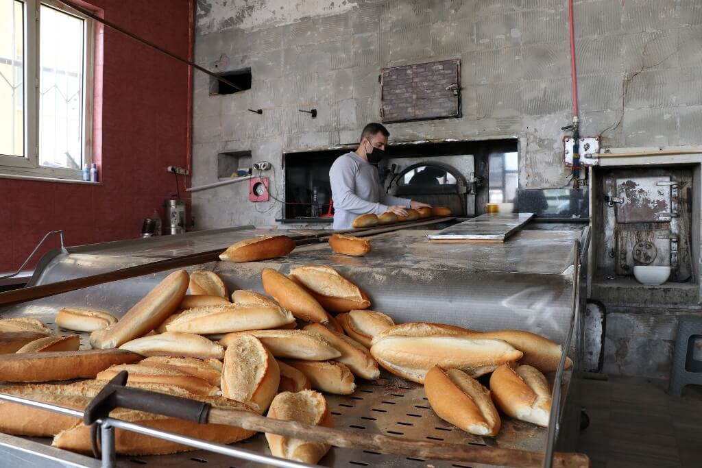 Manisalı fırıncı barınaktaki hayvanların "ekmek sponsoru" oldu