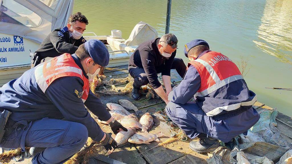 Tahtalı Barajı'nda balık avlayan 2 kişiye, 4 bin 916 lira ceza kesildi