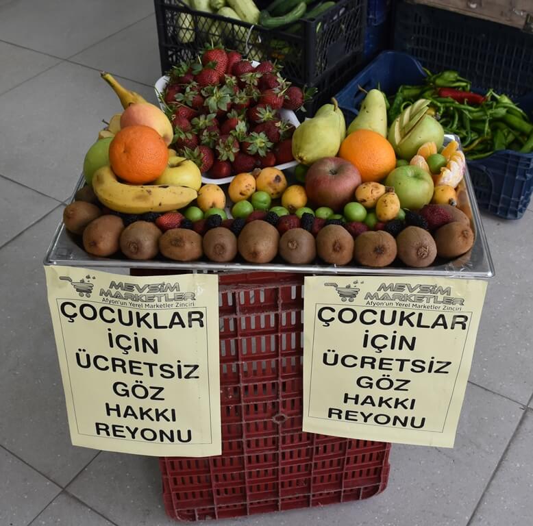 fyonkarahisar'da bir market çocuklar için "göz hakkı reyonu" hazırladı