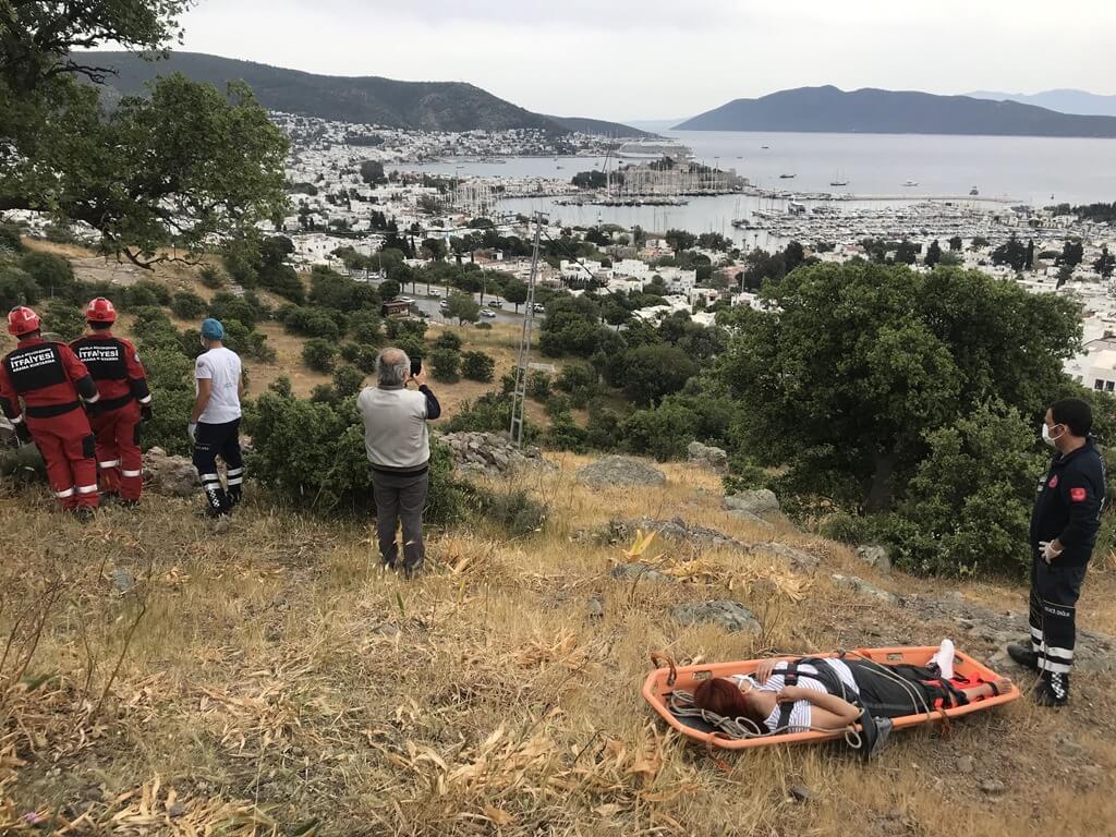 Bodrum'da doğa yürüyüşünde bacağı kırılan kadını itfaiye ve sağlık ekipleri kurtardı