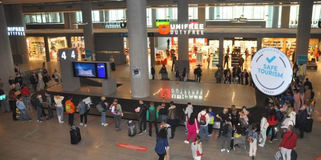 Dalaman'a ilçesine gelen Ukraynalı turist kafilesi lokum ve çiçeklerle karşılandı