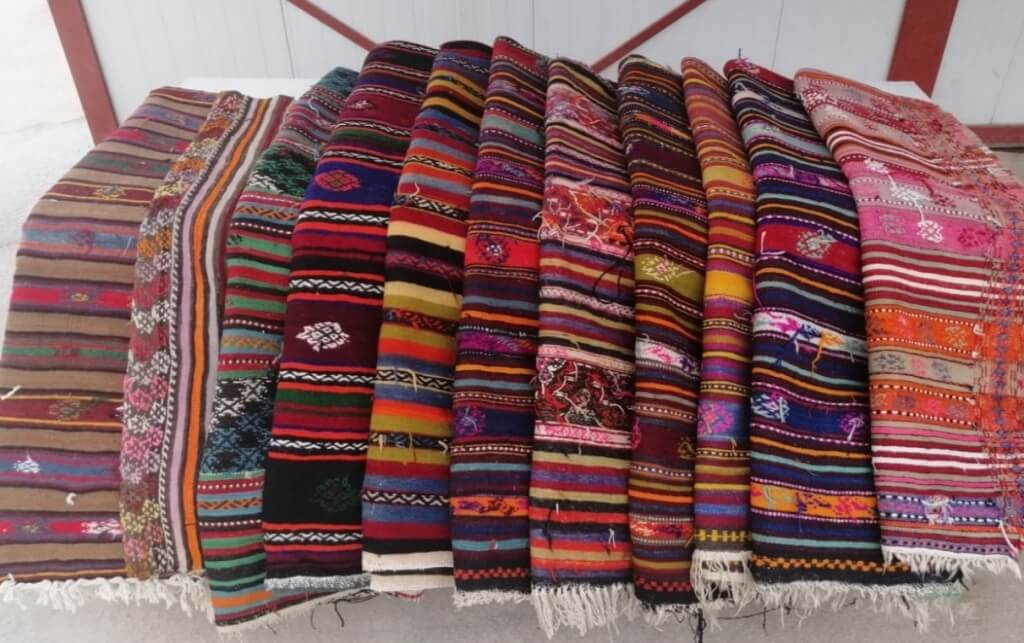 Denizli'de camiden kilim hırsızlığı yaptığı belirlenen 2 şüpheli gözaltına alındı