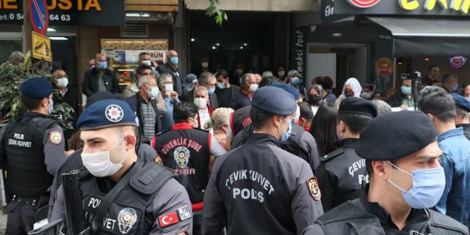 İzmir'de evlat nöbeti tutan babadan, HDP'lilere tepki