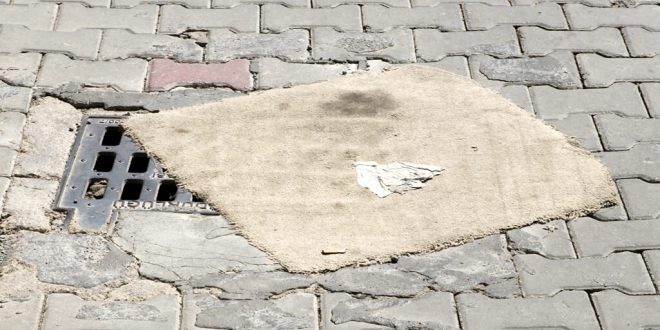 İzmir'de kanalizasyondan gelen koku nedeniyle mazgalların üzerine halı ve kilim örttüler.