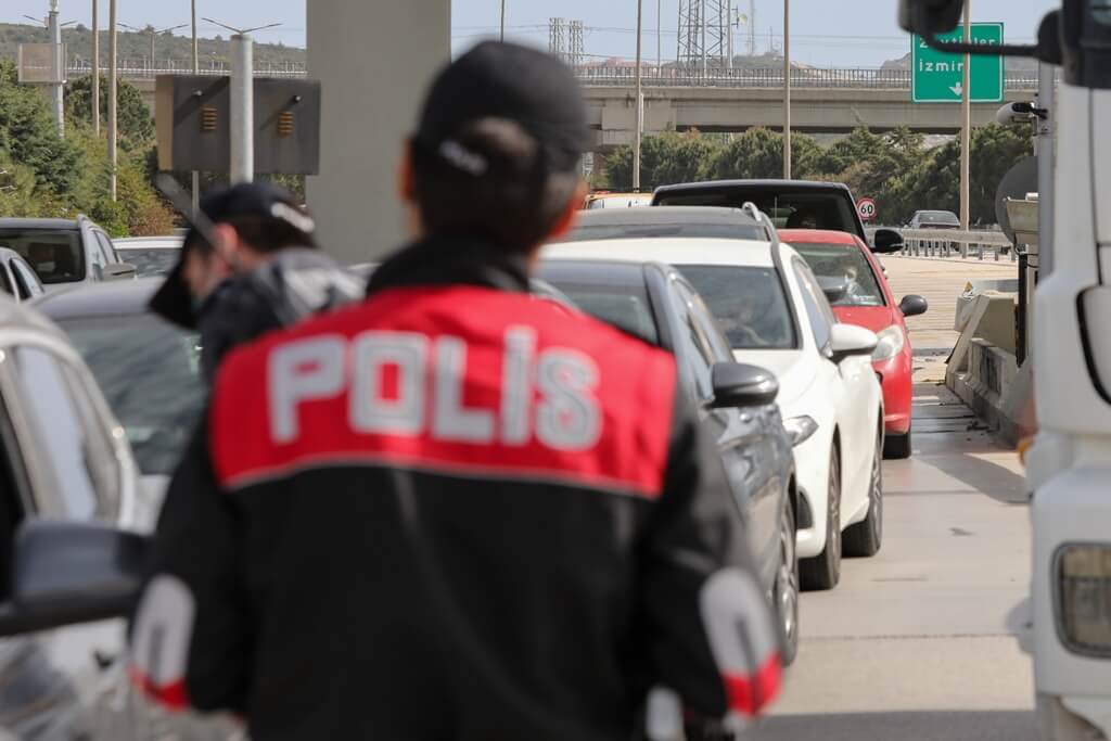 İzmir'de Tam Kapanma Öncesi Oluşan yoğun trafik