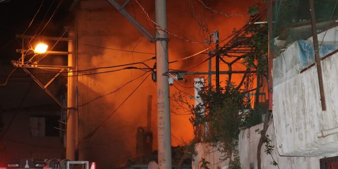 İzmir'in Bornova ilçesinde müstakil evde çıkan yangında bir kişi yaralandı