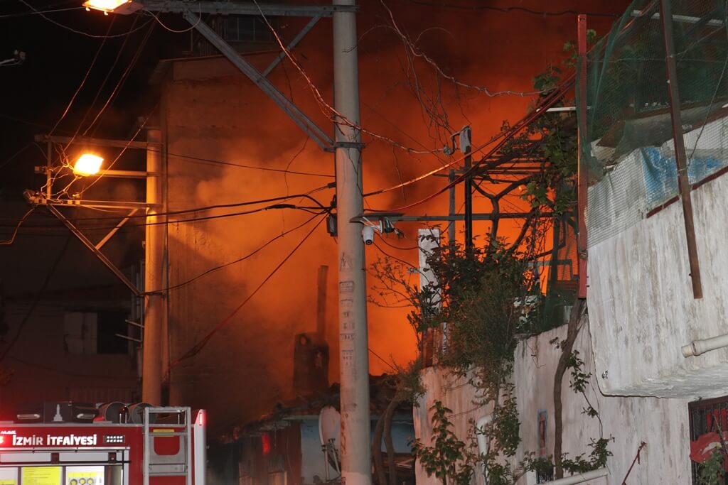 İzmir'in Bornova ilçesinde müstakil evde çıkan yangında bir kişi yaralandı