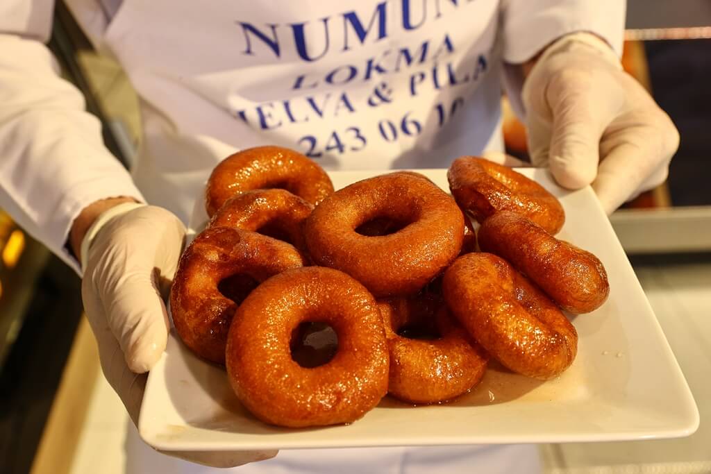 İzmir'in "hayır tatlısı" lokma, ramazan bereketiyle paylaşılıyor