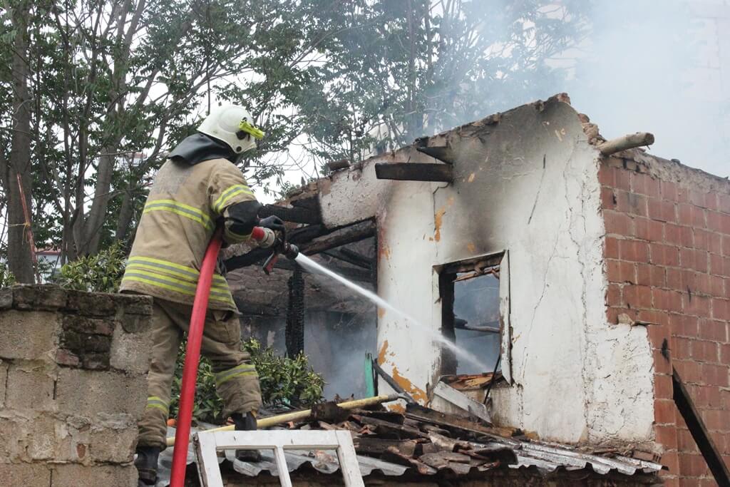 İzmir'in Ödemiş ilçesinde çıkan yangında bir ev kullanılamaz hale geldi